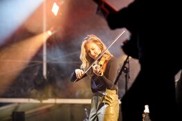 Regenachtig Bevrijdingspop Herdenkingsconcert 2024, maar bijna niemand denkt aan opstappen