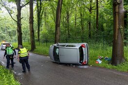 Auto op zijn kant in Aerdenhout