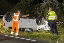 Auto op de kop in Overveen