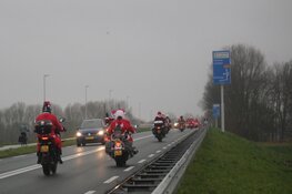 Honderd kerstmannen- en vrouwen op de motor voor Santa Máxima