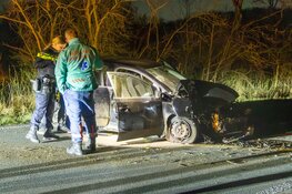 Auto total-loss bij eenzijdig ongeval in Overveen, één gewonde