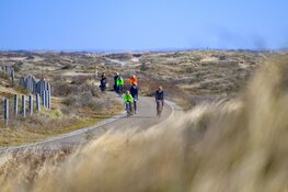 Omloop van Zandvoort trapt fietsseizoen af: 3.700 deelnemers strijden tegen de wind bij zonnige editie