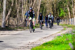 Omloop van Zandvoort trapt fietsseizoen af: 3.700 deelnemers strijden tegen de wind bij zonnige editie