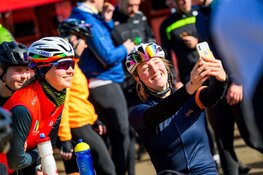 Omloop van Zandvoort trapt fietsseizoen af: 3.700 deelnemers strijden tegen de wind bij zonnige editie