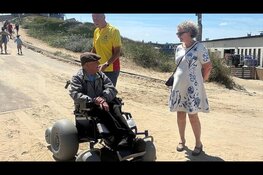 Elektrische strandrolstoel maakt Bloemendaal aan Zee nog toegankelijker