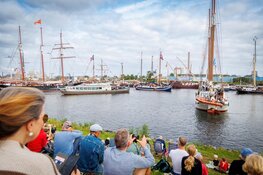 Veel bekijks bij Sail in IJmuiden tijdens vaartocht naar Amsterdam