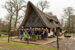 Burgemeester Rog steekt handen uit de mouwen bij het Hertenkamp in Bloemendaal tijdens NLdoet 2026