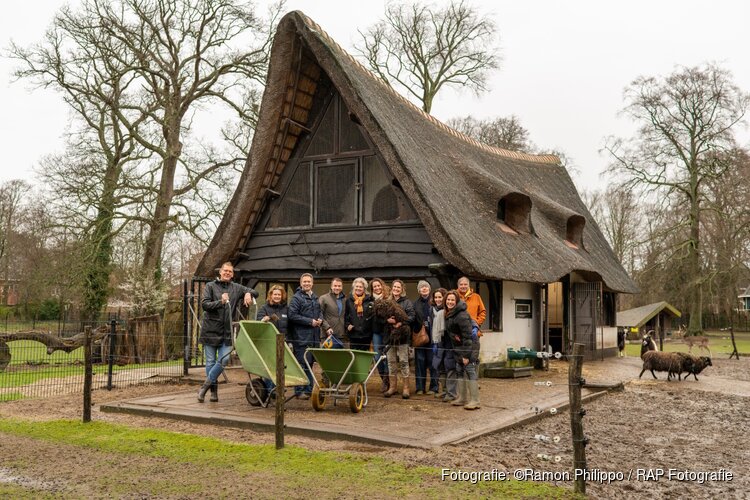 Burgemeester Rog steekt handen uit de mouwen bij het Hertenkamp in Bloemendaal tijdens NLdoet 2026