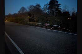 Voertuig gezonken aan de Leidsevaart in Bennebroek