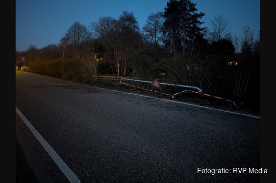 Voertuig gezonken aan de Leidsevaart in Bennebroek