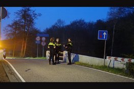 Voertuig gezonken aan de Leidsevaart in Bennebroek
