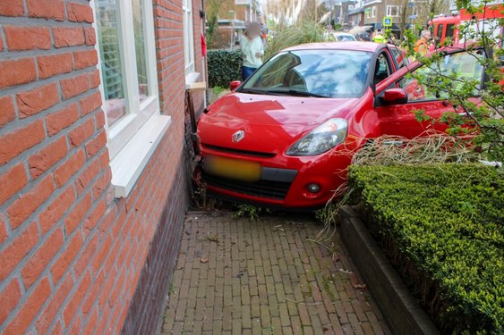 Auto rijdt tegen gevel van woning Bennebroek