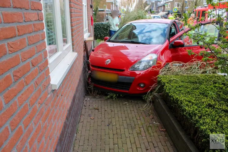 Auto rijdt tegen gevel van woning Bennebroek