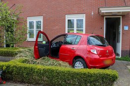 Auto rijdt tegen gevel van woning Bennebroek