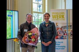 Wethouder van Heerikhuize feliciteert Landschap Noord-Holland met 90-jarig jubileum tijdens partnerbijeenkomst Vrijwilligerswerk Bloemendaal