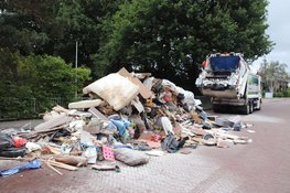 Vuilniswagen dumpt grofvuil nadat er brand ontstaat in Bennebroek