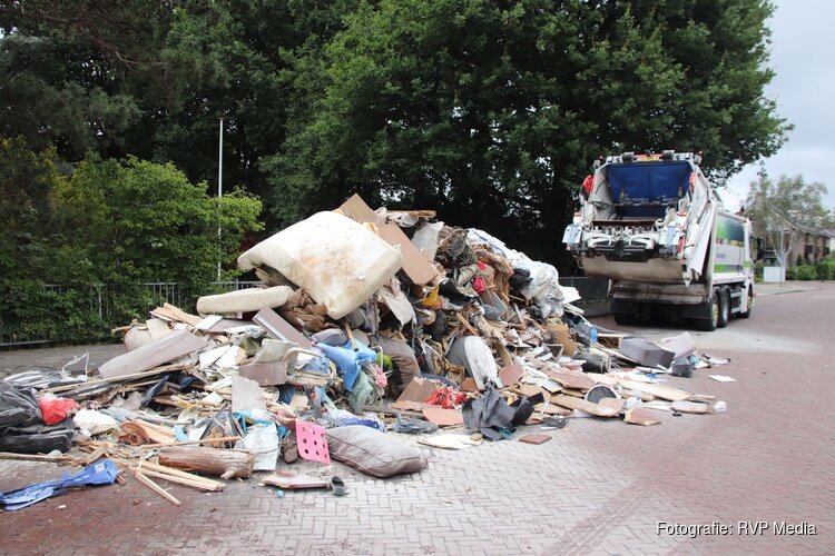 Vuilniswagen dumpt grofvuil nadat er brand ontstaat in Bennebroek
