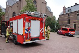 Vuilniswagen dumpt grofvuil nadat er brand ontstaat in Bennebroek